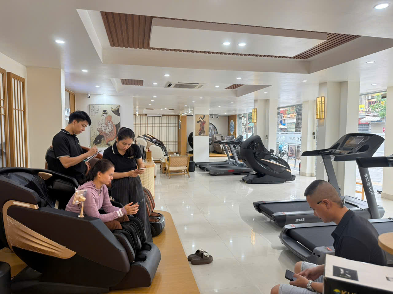 Khám Phá Ghế Massage Hạng Thương Gia Đẳng Cấp Nhất Tại Showroom Okusaki 31 Thống Nhất Hải Dương